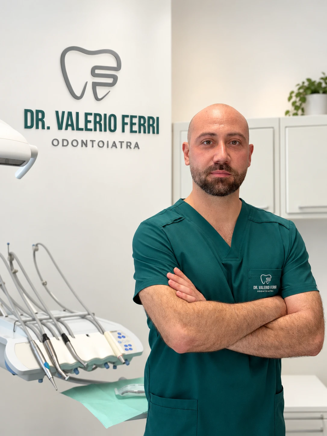Il dottor Valerio Ferri nel suo studio dentistico a Lido di Ostia